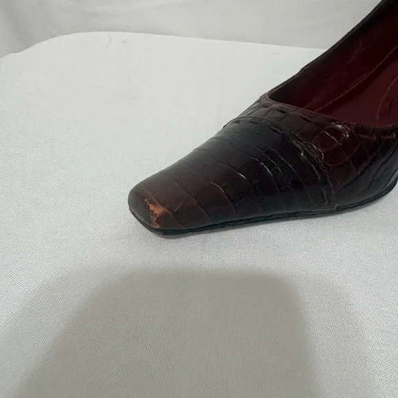 vintage-style brown alligator print pumps - Picture 3 of 11
